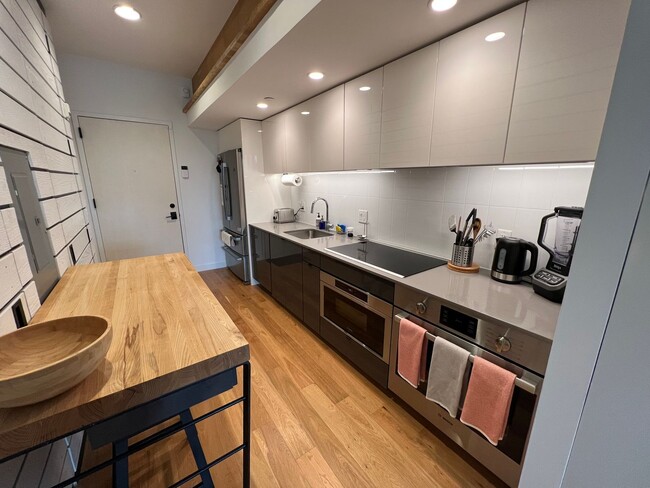 Photo - Trendy 1 Bedroom + den in Truxton Circle| Water included! Unidad 408