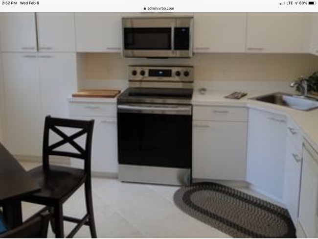 Cocina comedor grande y espaciosa con mucho espacio de almacenaje y electrodomésticos renovados. - 5265 Brisata Circle Unidad U