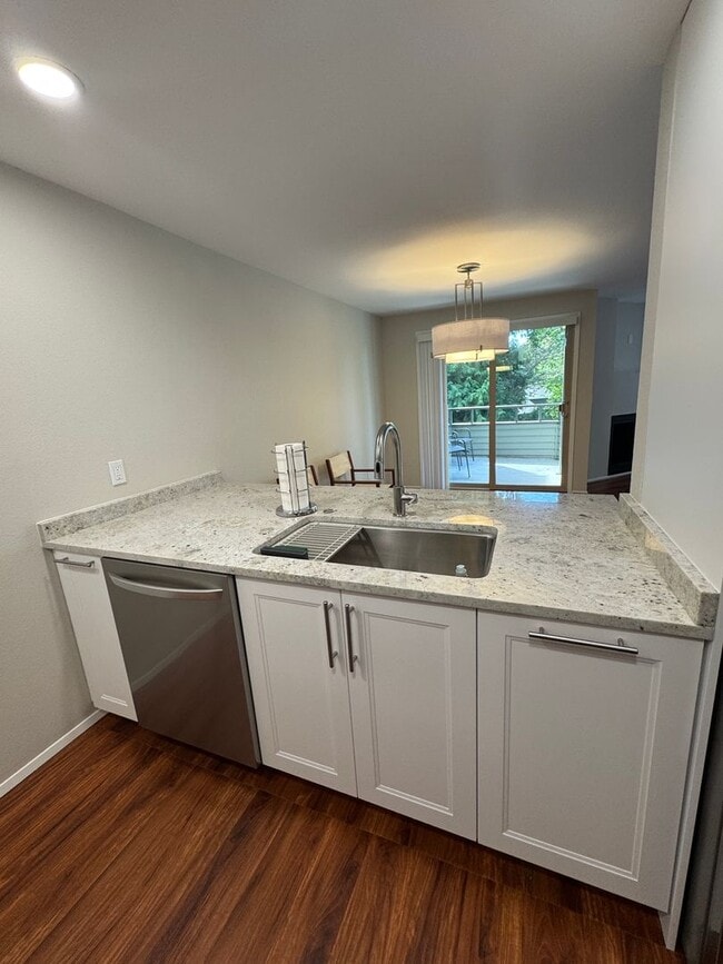 Building Photo - 2bd/2ba Kirkland Condo Unit B