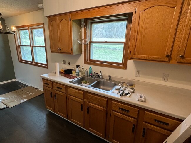 Photo - 607 James St NE