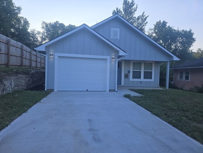 Building Photo - 4939 Woodland Ave