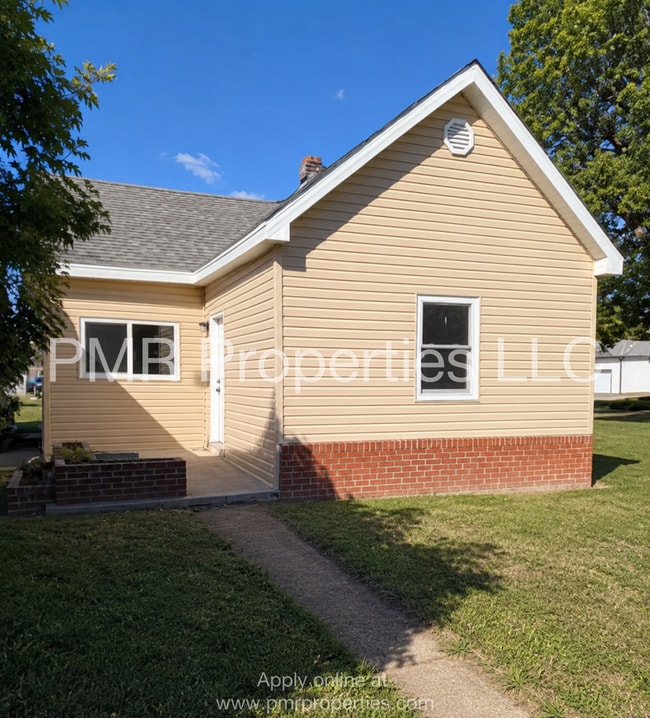 Building Photo - 2 Bedrooms / 1 Bathroom House