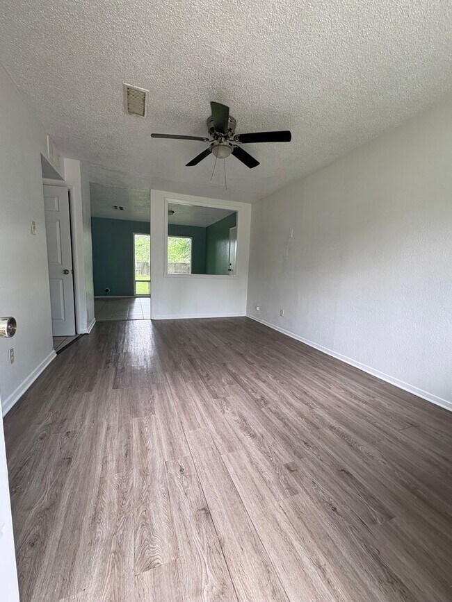 Photo - Amazing 3 bedroom/1 bath home with huge kitchen & Central Air/heat