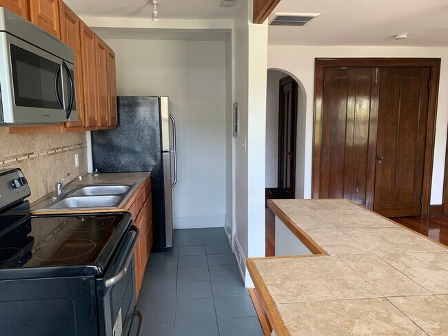 Photo - 931 Nassau St Unit 2