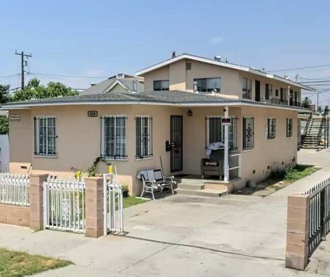 Building Photo - 345 E Louise St Unit 02