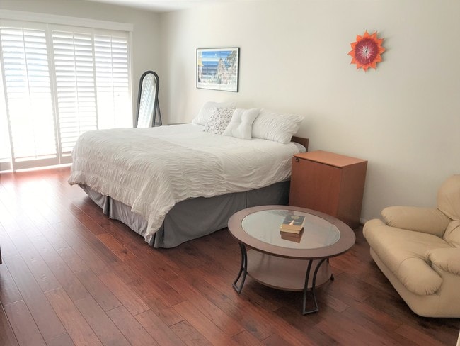 Extra-large master bedroom - 2308 Schader Dr Unidad 109