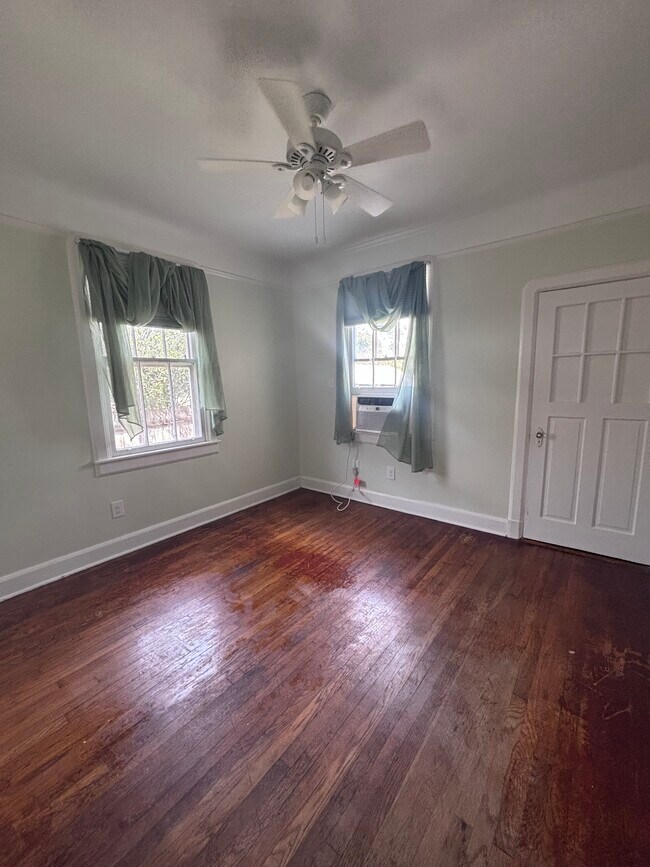 Bedroom w/ closet 1