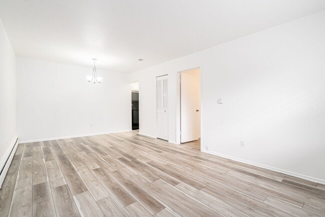 Photo - Lindsay Court Apartments