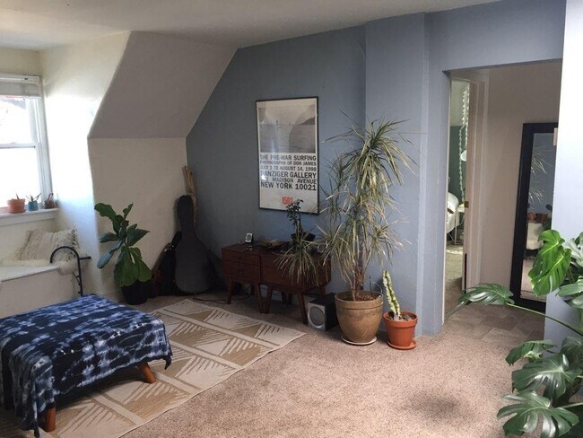 Living room - 925 Grandview Ave Unit Apt 2