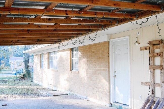 Covered back patio - 825 Essex Dr