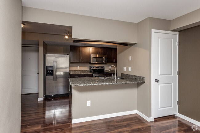 2BR, 1BA - 879 SF - Oakcrest Condominiums