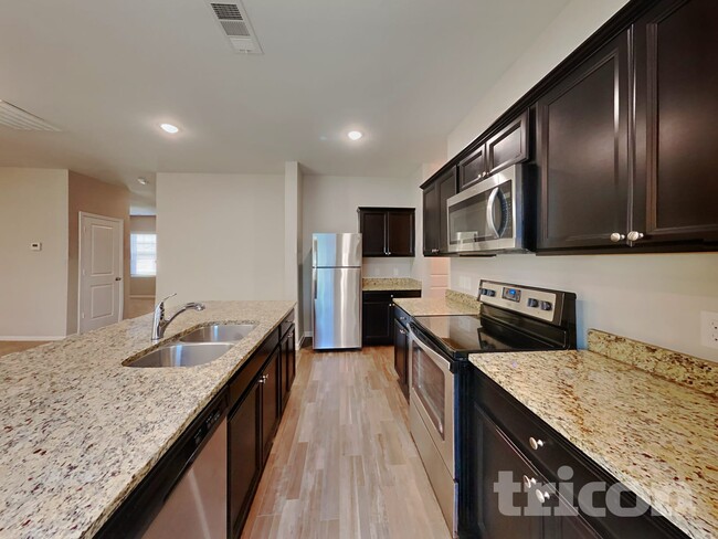 Photo - 404 Willow Creek Dr