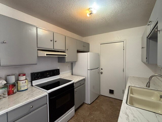 2700 W Shauna Dr