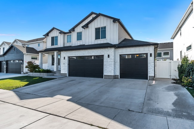 Photo - Spacious 6-Bedroom Home in the Heart of Vi...