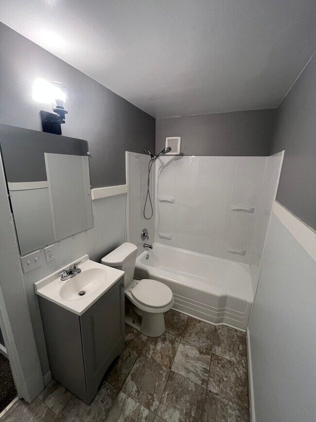 Photo - 1440 E 9th St