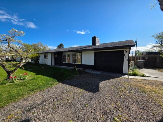 Building Photo - 1601 S Yelm St