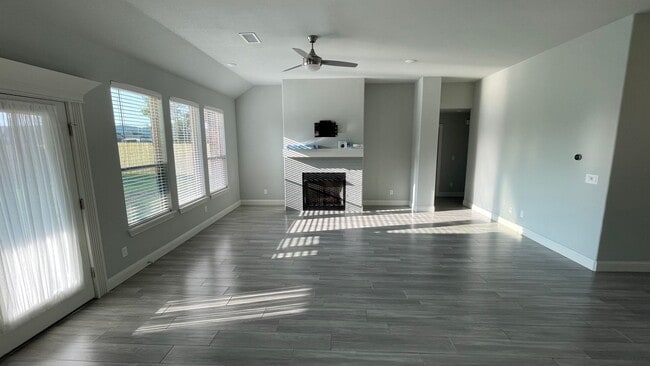 Photo - Stylish 4-Bed With Fireplace & Covered Porch