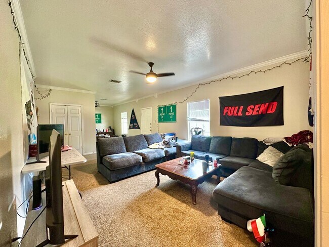 1231 Wood Ave Unit B