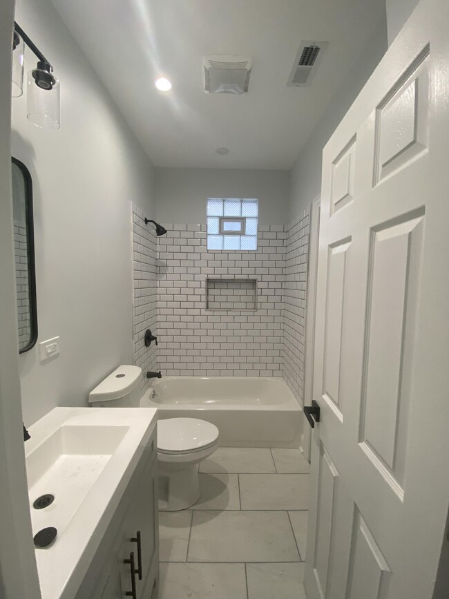 Photo - 3840 W Diversey Ave Unidad 2