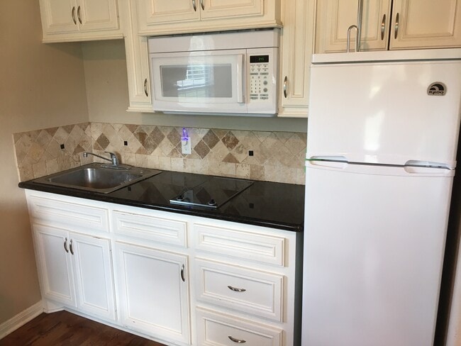 Mini Kitchen - 1414 April Villa W Unit D