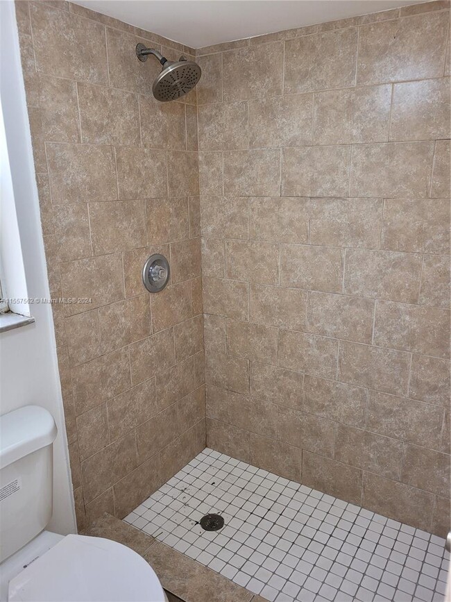 Building Photo - 4455 Treehouse Ln Unit A
