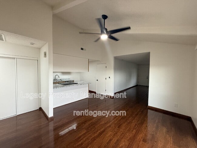 Photo - 2084 Quincy Ave