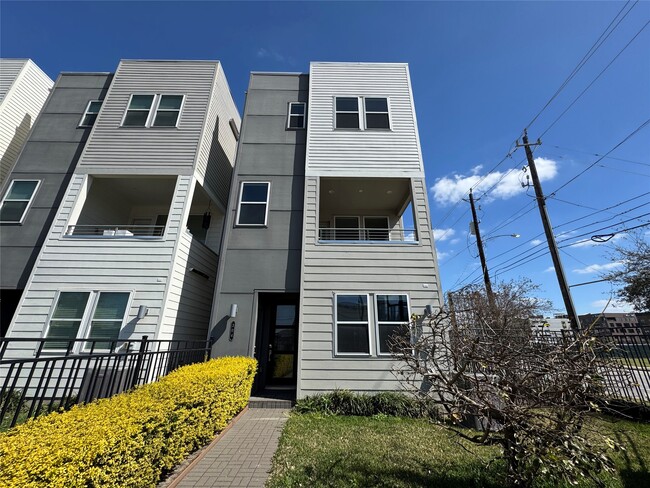 Building Photo - 304 Jensen Dr