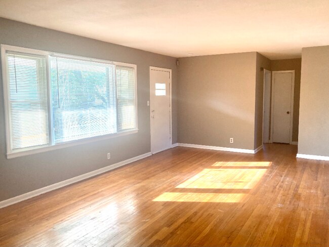 Photo - 806 E 75th Terrace Townhome