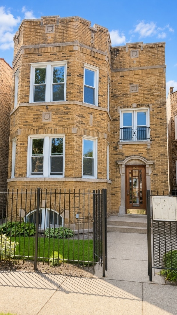 Building Photo - 5706 N Maplewood Ave Unit G