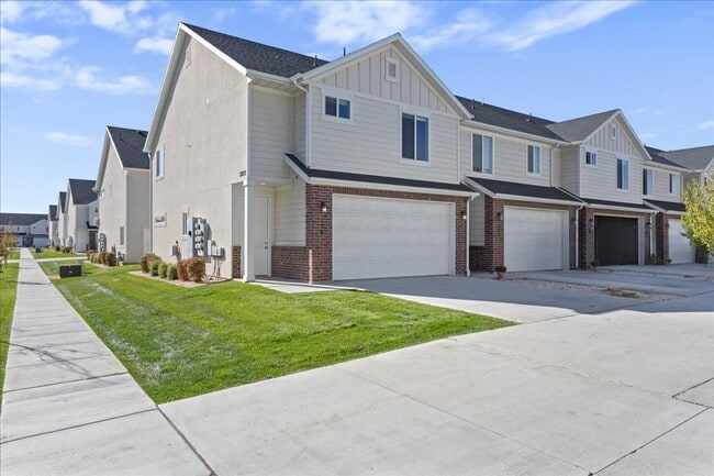 Building Photo - Beautiful 3 Bed 2.5 Bath Townhome in West ...