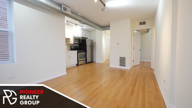 Building Photo - 2519 W Leland Ave Unit C-1