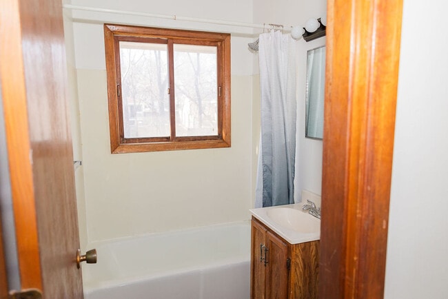 Building Photo - 417 Watrous Ave Rental
