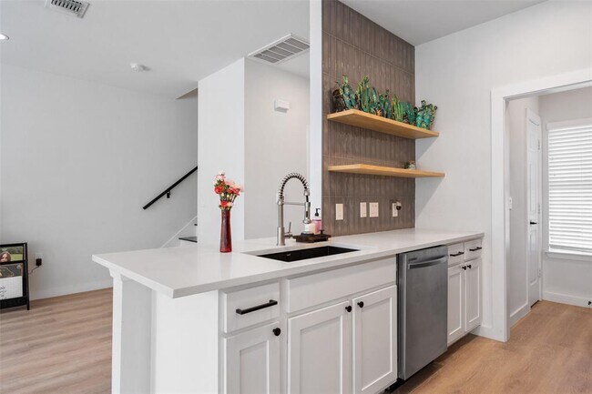 Photo - 3413 Blumie St