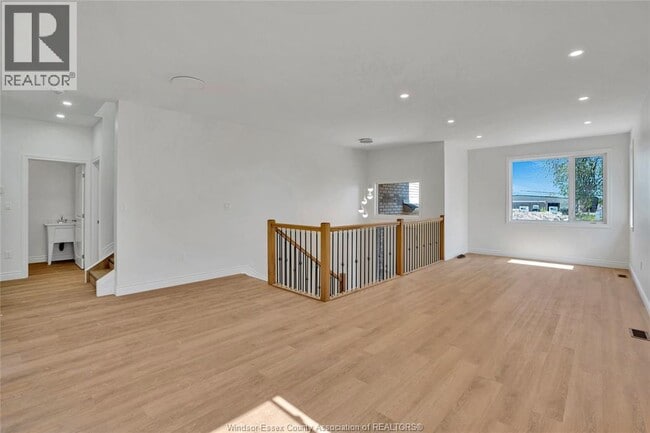 Photo - 720 Grand Marais Rd E