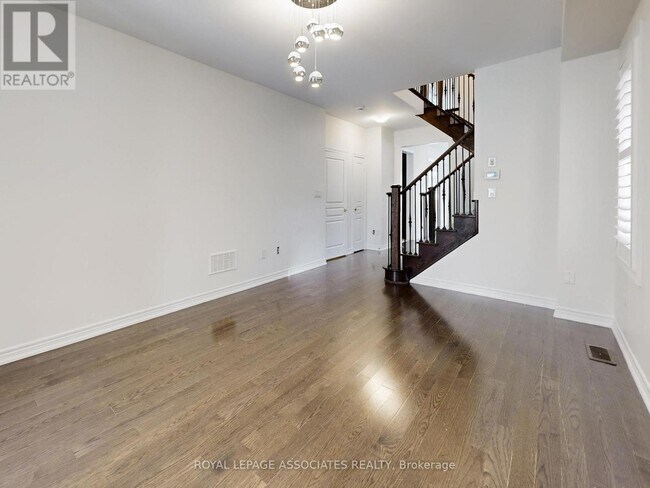 Photo - 10 Lloyd Cres