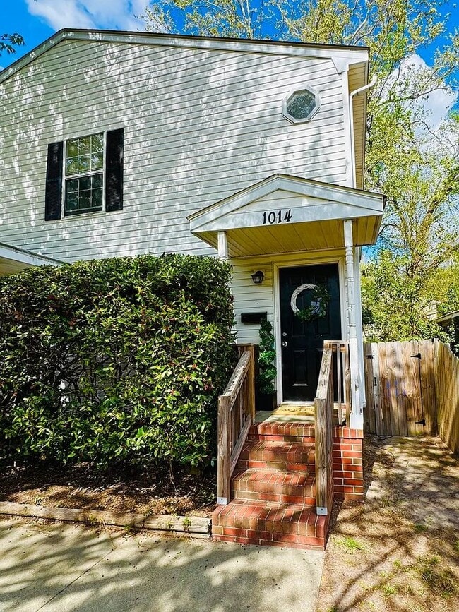 Building Photo - Updated 2nd Floor Duplex, blocks from beach