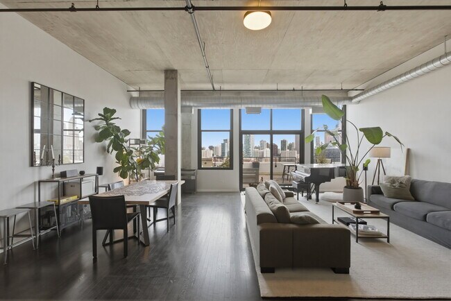 Photo - 900 N Kingsbury St Unidad 1166