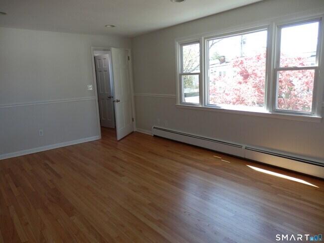 Photo - 306 Grovers Ave Unidad Second Floor