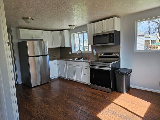 Building Photo - Beautiful 5 Bedroom home in Great Layton Location!