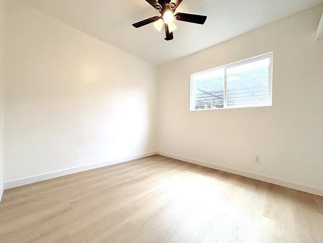 Photo - 727 E 81st St