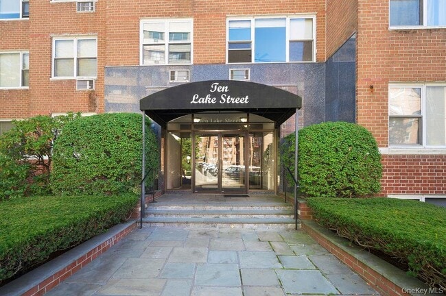 Building Photo - 10 Lake St Unit 3G Rental
