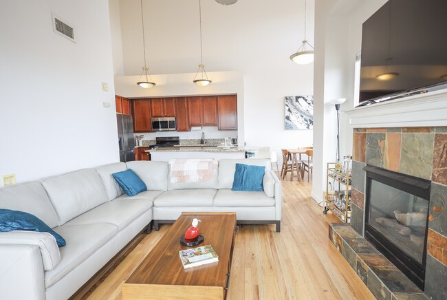Building Photo - Gorgeous 1 bed 1 bath in an amazing location Unit 401