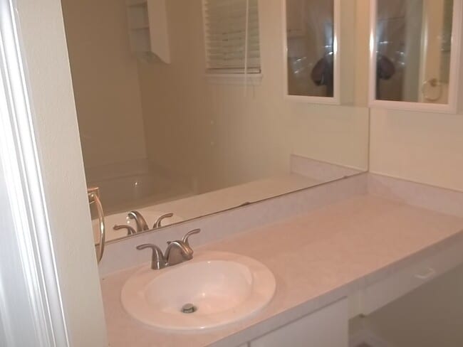 BAÑO PRINCIPAL - 5422 NW Crista St