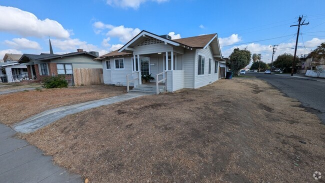 Building Photo - Updated 2 Bedroom 1 Bath Home on Large Cor...