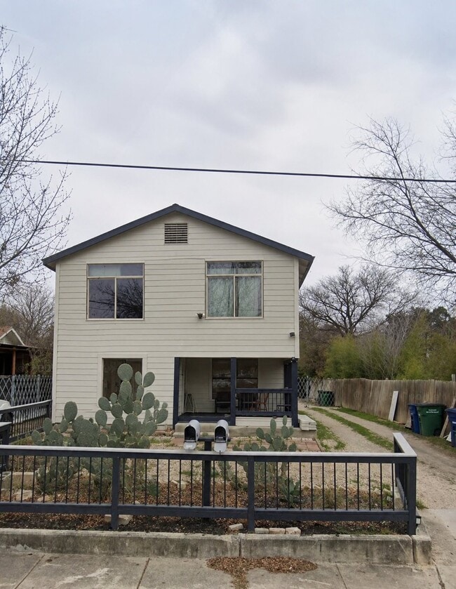 Building Photo - 1139 Santa Anna St