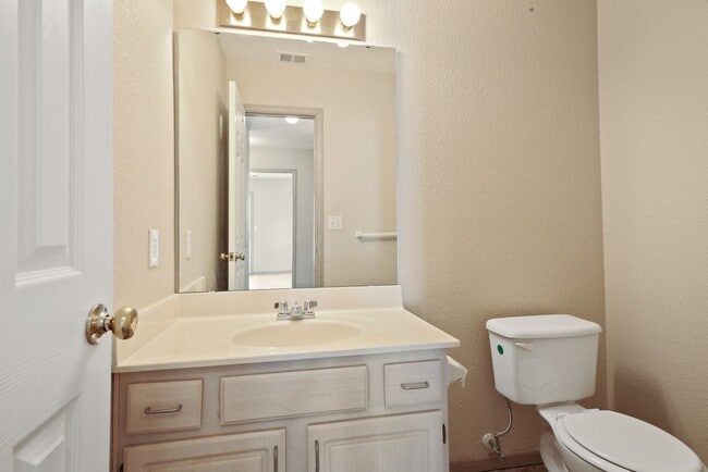 Building Photo - 2 bedroom 1.5 bath in Oak Grove