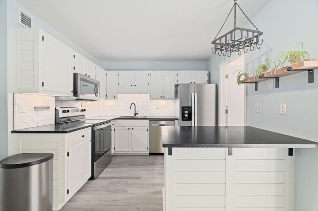 Building Photo - Modern Comfort on James Island!