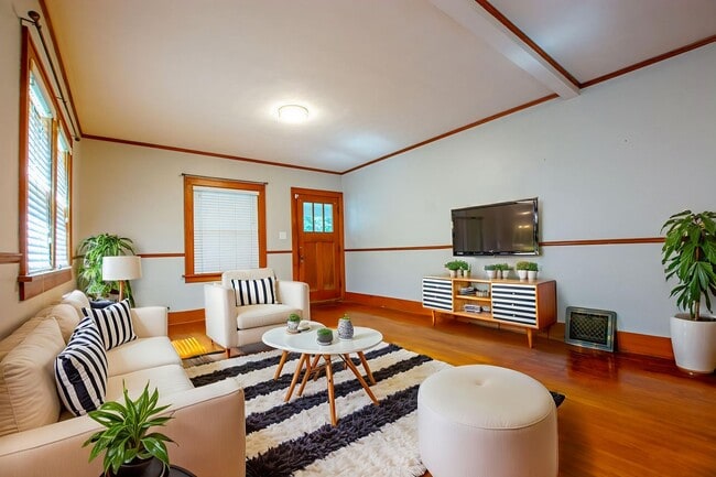 Photo - 3 Bedroom / 1 Bath Home with Washer/Dryer ...