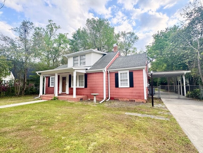 Building Photo - ADORABLE Downtown Cottage in Conway. Fantastic location and TONS of charm. Fenced in back yard!