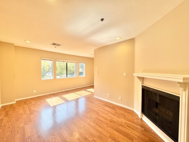 Building Photo - 100 N Clark Dr Unit 103 Rental